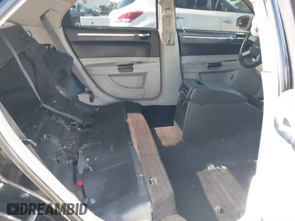 2006 Chrysler 300 C SRT-8 with VIN 2C3LA73W86H388896, listed as a IAAI auction lot 40599030 with 152,547 mi miles and . Bid and sale history available at DreamBid. Image 8.