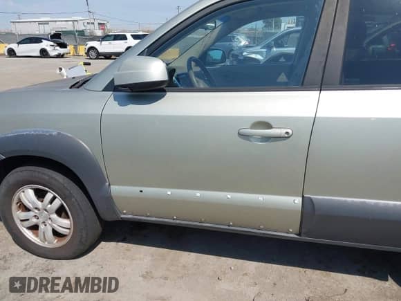 2008 Hyundai Tucson SE with VIN KM8JN12D98U903579, listed as a IAAI auction lot 43090685 with 144,572 mi miles and . Bid and sale history available at DreamBid. Image 6.