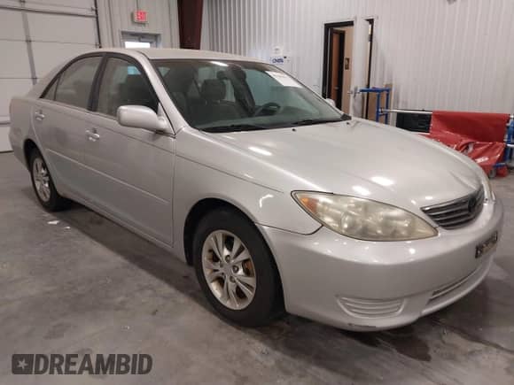 2005 Toyota Camry LE с VIN 4T1BF32KX5U591683, выставлен на аукционе IAAI как лот 43305675 с пробегом 243 244 миль миль и . История ставок и продаж доступна на DreamBid. Изображение 1.