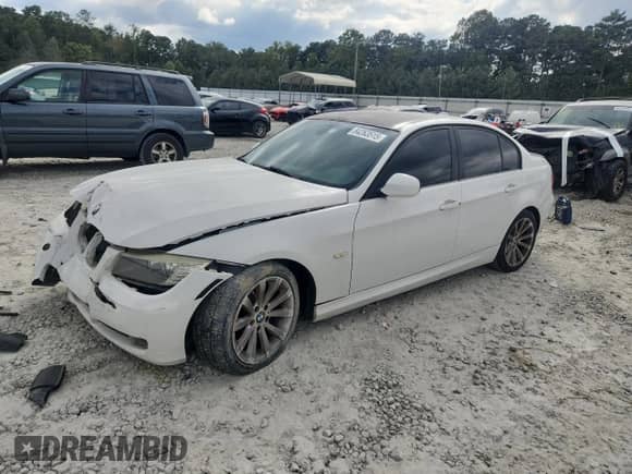 2011 BMW 3 Series 328i с VIN WBAPH7C5XBE851135, выставлен на аукционе Copart как лот 84263515 с пробегом 136 598 миль миль и Списание • Salvage title. История ставок и продаж доступна на DreamBid. Изображение 1.