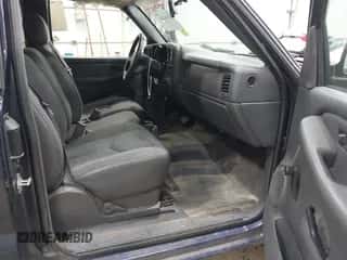 2005 Chevrolet Silverado 1500 Work Truck z VIN 1GCEC19X85Z343435, wystawiony jako IAAI lot #43442203 z przebiegiem 151 780 mil mil oraz . Historia ofert i sprzedaży dostępna na DreamBid. Obrazek 5.