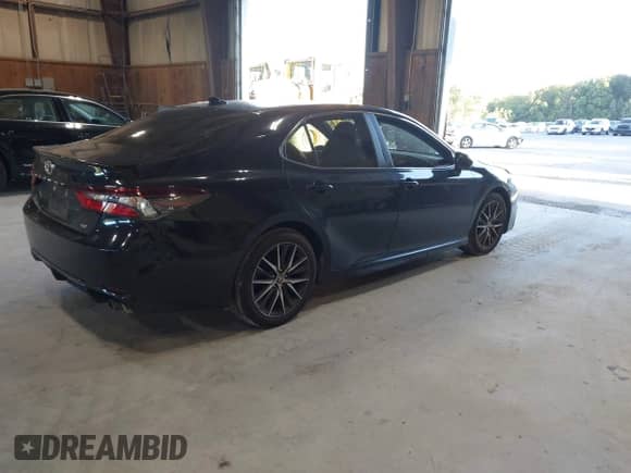 2021 Toyota Camry SE z VIN 4T1G11AKXMU471598, wystawiony jako IAAI lot #43060273 z przebiegiem 87 450 mil mil oraz . Historia ofert i sprzedaży dostępna na DreamBid. Obrazek 4.