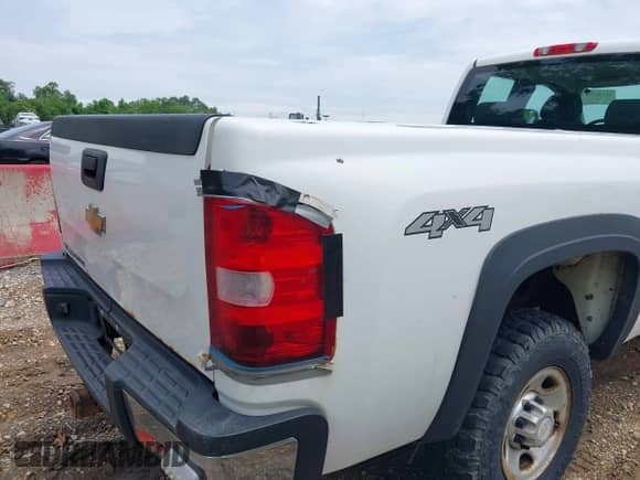 2009 Chevrolet Silverado 2500HD Work Truck z VIN 1GCHK49K09E164826, wystawiony jako IAAI lot #42240728 z przebiegiem 296 227 mil mil oraz . Historia ofert i sprzedaży dostępna na DreamBid. Obrazek 6.