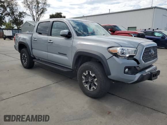 2019 Toyota Tacoma TRD Off Road z VIN 3TMCZ5AN7KM210332, wystawiony jako Copart lot #81743135 z przebiegiem 90 681 mil mil oraz Szkoda całkowita • Salvage title. Historia ofert i sprzedaży dostępna na DreamBid. Obrazek 4.