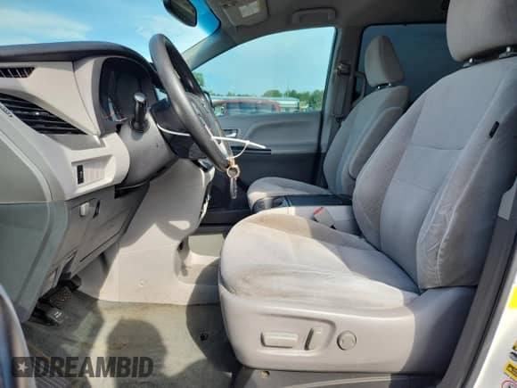 2017 Toyota Sienna LE Auto Access Seat z VIN 5TDKZ3DC4HS858715, wystawiony jako Copart lot #66798095 z przebiegiem 134 643 mil mil oraz Szkoda całkowita • Salvage title. Historia ofert i sprzedaży dostępna na DreamBid. Obrazek 7.