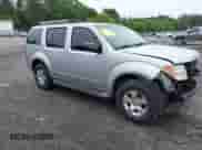 2007 Nissan Pathfinder S z VIN 5N1AR18U07C633724, wystawiony jako IAAI lot #42355262 z przebiegiem 108 829 mil mil oraz . Historia ofert i sprzedaży dostępna na DreamBid. Obrazek 1.