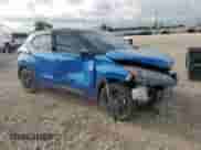 2024 Nissan Kicks SR с VIN 3N1CP5DV5RL549532, выставлен на аукционе Copart как лот 81461265 с пробегом 8 597 миль миль и Списание • Salvage title. История ставок и продаж доступна на DreamBid. Изображение 4.