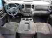 2022 Chevrolet Silverado 1500 Custom Trail Boss z VIN 3GCUDCET4NG579555, wystawiony jako Copart lot #51195454 z przebiegiem Nie podano mil oraz Szkoda całkowita • Salvage title. Historia ofert i sprzedaży dostępna na DreamBid. Obrazek 8.