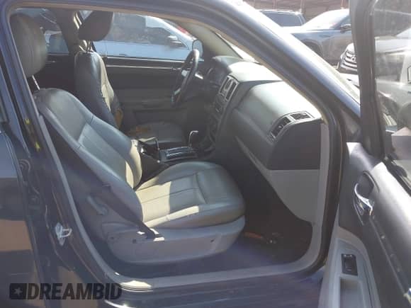 2007 Chrysler 300 Limited с VIN 2C3KA53G17H877702, выставлен на аукционе IAAI как лот 43286540 с пробегом 180 027 миль миль и . История ставок и продаж доступна на DreamBid. Изображение 5.