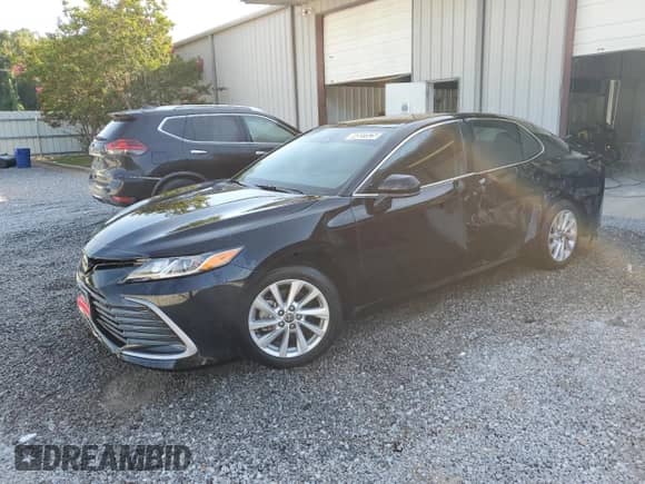 2023 Toyota Camry LE z VIN 4T1C11AK5PU774355, wystawiony jako Copart lot #64551525 z przebiegiem 23 166 mil mil oraz Czysty tytuł • Clean title. Historia ofert i sprzedaży dostępna na DreamBid. Obrazek 1.