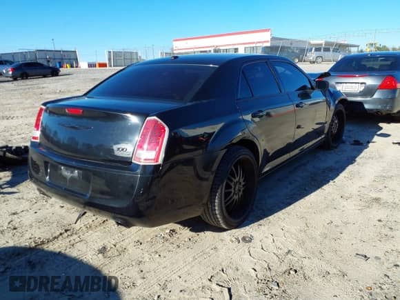 2013 Chrysler 300 S z VIN 2C3CCABG2DH561486, wystawiony jako IAAI lot #41608021 z przebiegiem 187 060 mil mil oraz . Historia ofert i sprzedaży dostępna na DreamBid. Obrazek 4.