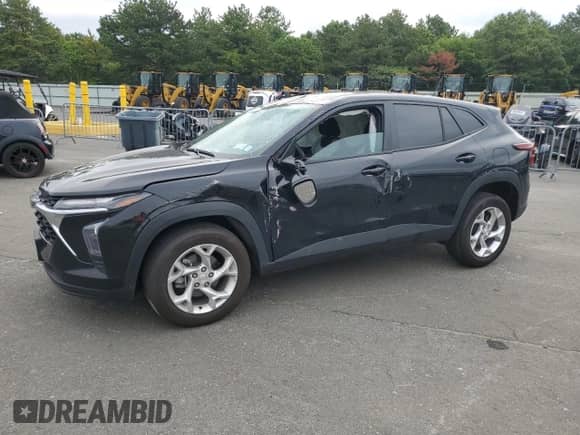 2025 Chevrolet Trax LS с VIN KL77LFEP2SC074288, выставлен на аукционе Copart как лот 68828785 с пробегом 15 111 миль миль и Списание • Salvage title. История ставок и продаж доступна на DreamBid. Изображение 1.