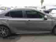 2021 Toyota Camry SE Nightshade z VIN 4T1G11AK8MU536707, wystawiony jako IAAI lot #43329430 z przebiegiem 61 408 mil mil oraz . Historia ofert i sprzedaży dostępna na DreamBid. Obrazek 14.