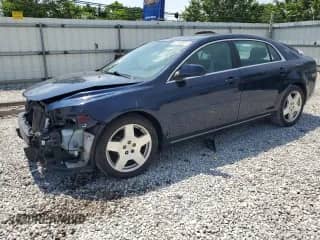 2010 Chevrolet Malibu 2LT z VIN 1G1ZD5E76AF157750, wystawiony jako Copart lot #61180825 z przebiegiem 141 765 mil mil oraz Szkoda całkowita • Salvage title. Historia ofert i sprzedaży dostępna na DreamBid. Obrazek 1.