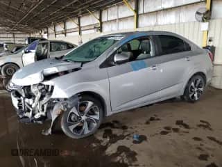 2017 Chevrolet Sonic Premier z VIN 1G1JF5SB6H4117917, wystawiony jako Copart lot #85566275 z przebiegiem 93 932 mil mil oraz Czysty tytuł • Clean title. Historia ofert i sprzedaży dostępna na DreamBid. Obrazek 1.