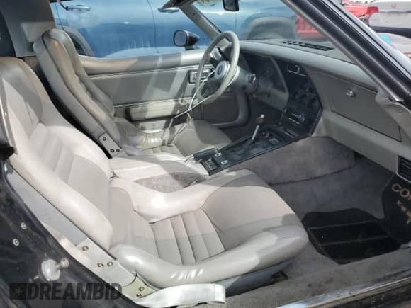 1981 Chevrolet Corvette z VIN 1G1AY8761BS408237, wystawiony jako Copart lot #49886275 z przebiegiem 50 978 mil mil oraz Czysty tytuł • Clean title. Historia ofert i sprzedaży dostępna na DreamBid. Obrazek 7.