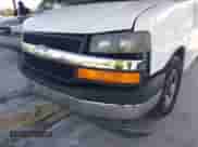 2005 Chevrolet Express Passenger z VIN 1GNFG15X151106869, wystawiony jako IAAI lot #42757318 z przebiegiem 102 844 mil mil oraz . Historia ofert i sprzedaży dostępna na DreamBid. Obrazek 12.