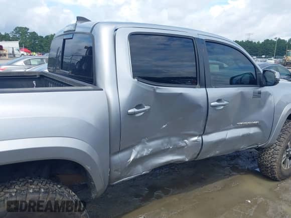 2019 Toyota Tacoma SR z VIN 3TMCZ5AN8KM287646, wystawiony jako IAAI lot #42969397 z przebiegiem 100 562 mil mil oraz . Historia ofert i sprzedaży dostępna na DreamBid. Obrazek 6.