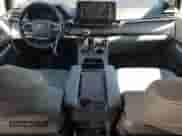 2021 Toyota Sienna XLE z VIN 5TDJRKEC9MS069054, wystawiony jako Copart lot #71951985 z przebiegiem 34 149 mil mil oraz Czysty tytuł • Clean title. Historia ofert i sprzedaży dostępna na DreamBid. Obrazek 8.