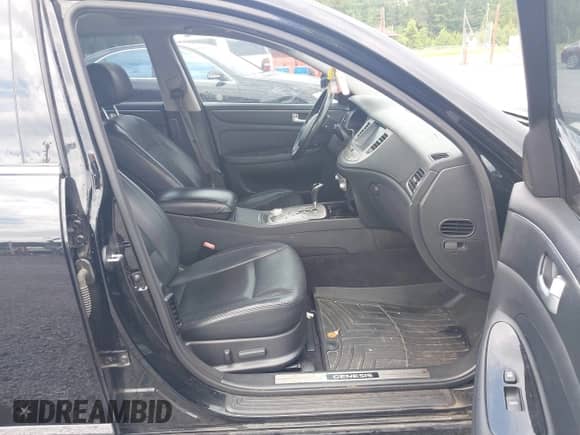 2013 Hyundai Genesis R-Spec z VIN KMHGC4DH2DU219078, wystawiony jako IAAI lot #42680770 z przebiegiem 118 902 mil mil oraz . Historia ofert i sprzedaży dostępna na DreamBid. Obrazek 5.