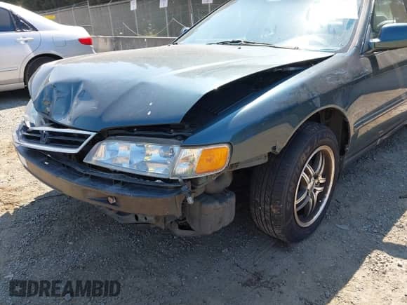 1996 Honda Accord EX z VIN 1HGCE6677TA011051, wystawiony jako IAAI lot #42819913 z przebiegiem 192 879 mil mil oraz . Historia ofert i sprzedaży dostępna na DreamBid. Obrazek 6.