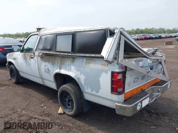 1988 Dodge Dakota with VIN 1B7FN14X3JS775763, listed as a IAAI auction lot 42132937 with 166,623 mi miles and . Bid and sale history available at DreamBid. Image 3.