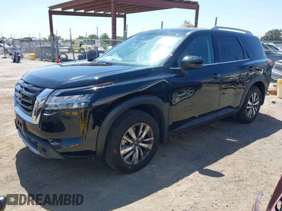 2024 Nissan Pathfinder SL z VIN 5N1DR3CA2RC208076, wystawiony jako IAAI lot #42526137 z przebiegiem 12 692 mil mil oraz . Historia ofert i sprzedaży dostępna na DreamBid. Obrazek 2.