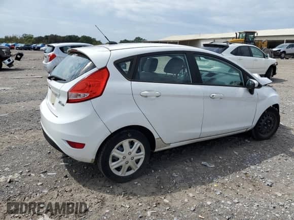 2013 Ford Fiesta S z VIN 3FADP4TJ2DM215218, wystawiony jako Copart lot #82079765 z przebiegiem 53 443 mil mil oraz Czysty tytuł • Clean title. Historia ofert i sprzedaży dostępna na DreamBid. Obrazek 3.