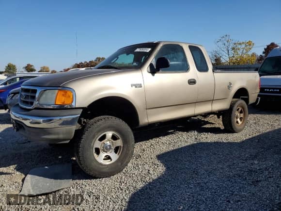 2004 Ford F-150 XL z VIN 2FTRX17224CA37520, wystawiony jako Copart lot #77606304 z przebiegiem Nie podano mil oraz Czysty tytuł • Clean title. Historia ofert i sprzedaży dostępna na DreamBid. Obrazek 1.