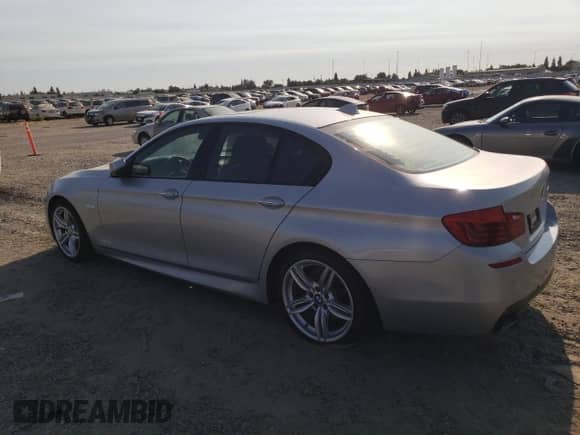 2016 BMW 5 Series 550i z VIN WBAKN9C52GD961818, wystawiony jako Copart lot #71249655 z przebiegiem 70 544 mil mil oraz Czysty tytuł • Clean title. Historia ofert i sprzedaży dostępna na DreamBid. Obrazek 2.