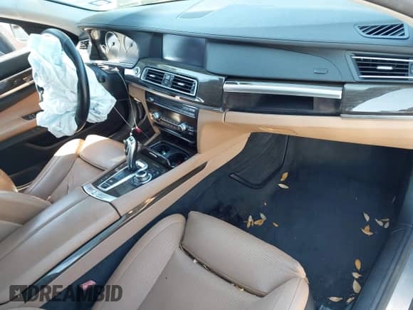 2012 BMW 7 Series 750Li xDrive z VIN WBAKC8C53CC435553, wystawiony jako IAAI lot #41852097 z przebiegiem 127 418 mil mil oraz . Historia ofert i sprzedaży dostępna na DreamBid. Obrazek 5.