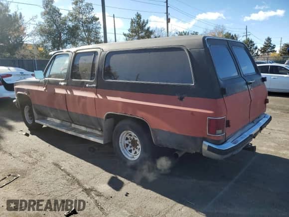 1988 Chevrolet Suburban с VIN 1GNGR26K1JF150407, выставлен на аукционе Copart как лот 81728774 с пробегом 27 783 миль миль и На запчасти • Non repairable. История ставок и продаж доступна на DreamBid. Изображение 2.