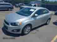 2013 Chevrolet Sonic LT z VIN 1G1JC5SHXD4105177, wystawiony jako IAAI lot #42761148 z przebiegiem 115 134 mil mil oraz . Historia ofert i sprzedaży dostępna na DreamBid. Obrazek 17.