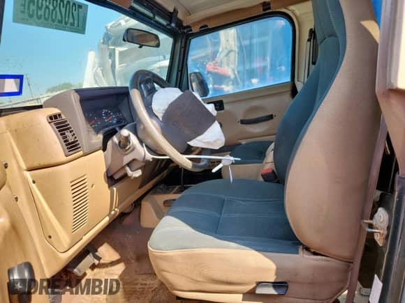 2002 Jeep Wrangler Sahara с VIN 1J4FA59S52P748031, выставлен на аукционе Copart как лот 72028895 с пробегом 169 546 миль миль и Списание • Salvage title. История ставок и продаж доступна на DreamBid. Изображение 7.