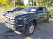 2024 Toyota Tacoma SR5 z VIN 3TMKB5FN7RM004138, wystawiony jako IAAI lot #41428936 z przebiegiem 13 625 mil mil oraz . Historia ofert i sprzedaży dostępna na DreamBid. Obrazek 2.