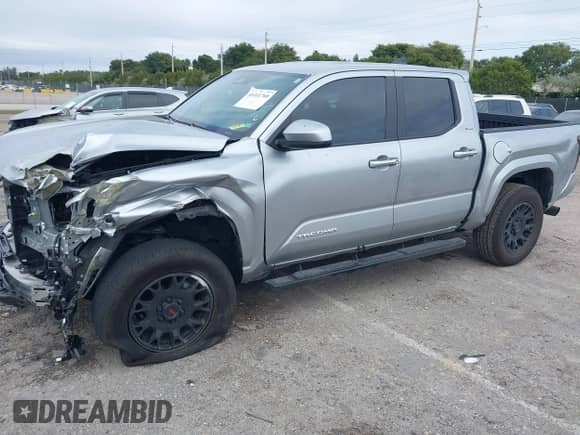 2024 Toyota Tacoma SR5 z VIN 3TMKB5FN0RM013747, wystawiony jako IAAI lot #41411768 z przebiegiem 7 906 mil mil oraz . Historia ofert i sprzedaży dostępna na DreamBid. Obrazek 2.