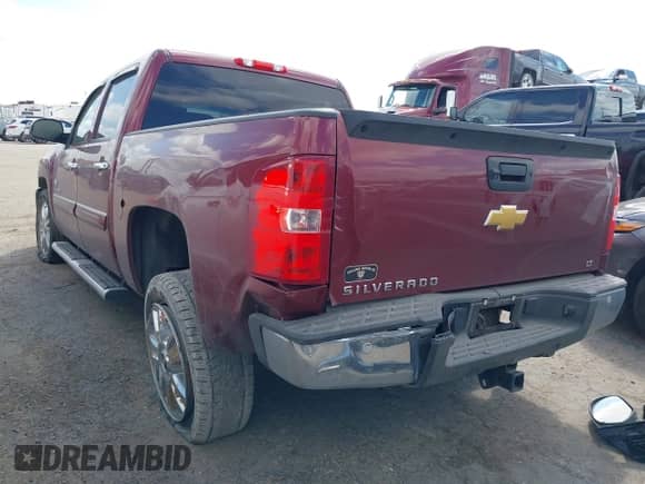 2013 Chevrolet Silverado 1500 LT z VIN 3GCPCSE09DG111674, wystawiony jako IAAI lot #43105228 z przebiegiem 82 000 mil mil oraz . Historia ofert i sprzedaży dostępna na DreamBid. Obrazek 3.