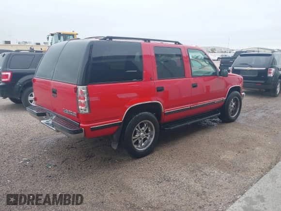 1995 Chevrolet Tahoe z VIN 1GNEK13K9SJ407905, wystawiony jako IAAI lot #42079414 z przebiegiem 229 583 mil mil oraz . Historia ofert i sprzedaży dostępna na DreamBid. Obrazek 4.