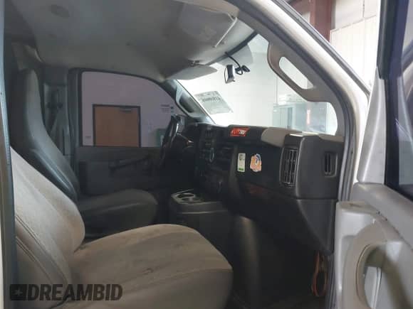 2016 Chevrolet Express Cargo z VIN 1GCWGAFF1G1174140, wystawiony jako IAAI lot #41860608 z przebiegiem 207 610 mil mil oraz . Historia ofert i sprzedaży dostępna na DreamBid. Obrazek 5.