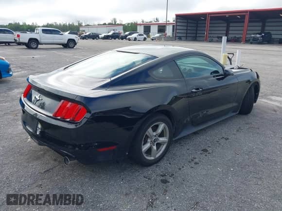 2017 Ford Mustang V6 z VIN 1FA6P8AM5H5305701, wystawiony jako IAAI lot #43093105 z przebiegiem 121 214 mil mil oraz . Historia ofert i sprzedaży dostępna na DreamBid. Obrazek 4.