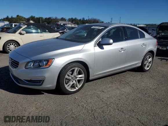 2015 Volvo S60 T5 Premier z VIN YV1612TKXF1358753, wystawiony jako Copart lot #82441685 z przebiegiem 79 261 mil mil oraz Szkoda całkowita • Salvage title. Historia ofert i sprzedaży dostępna na DreamBid. Obrazek 1.
