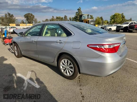 2017 Toyota Camry LE z VIN 4T1BF1FK7HU800073, wystawiony jako Copart lot #86455635 z przebiegiem Nie podano mil oraz Szkoda całkowita • Salvage title. Historia ofert i sprzedaży dostępna na DreamBid. Obrazek 2.