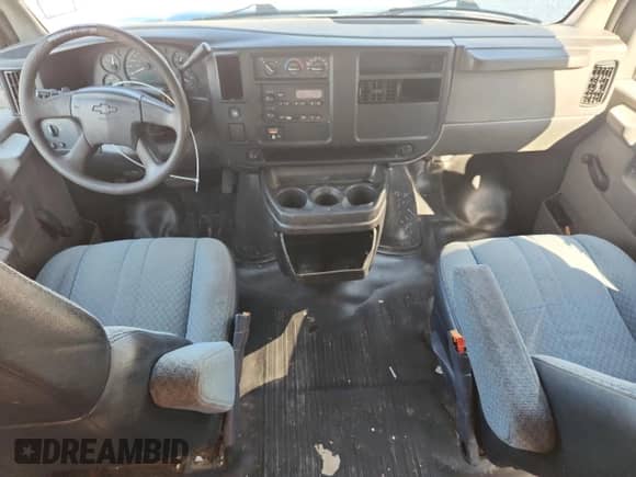 2003 Chevrolet Express Cargo z VIN 1GCHG35U931170092, wystawiony jako Copart lot #71353755 z przebiegiem 224 940 mil mil oraz Szkoda całkowita • Salvage title. Historia ofert i sprzedaży dostępna na DreamBid. Obrazek 8.