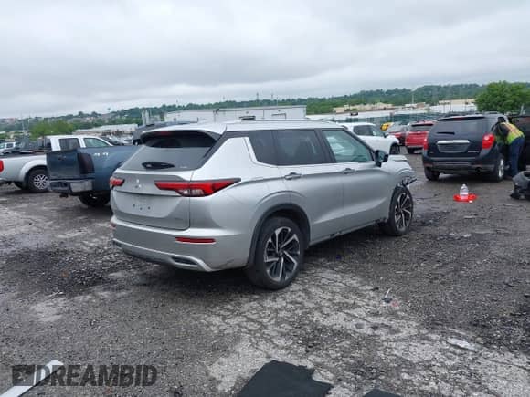 2023 Mitsubishi Outlander SEL z VIN JA4J4VA8XPZ025997, wystawiony jako IAAI lot #42376215 z przebiegiem 20 934 mil mil oraz . Historia ofert i sprzedaży dostępna na DreamBid. Obrazek 4.