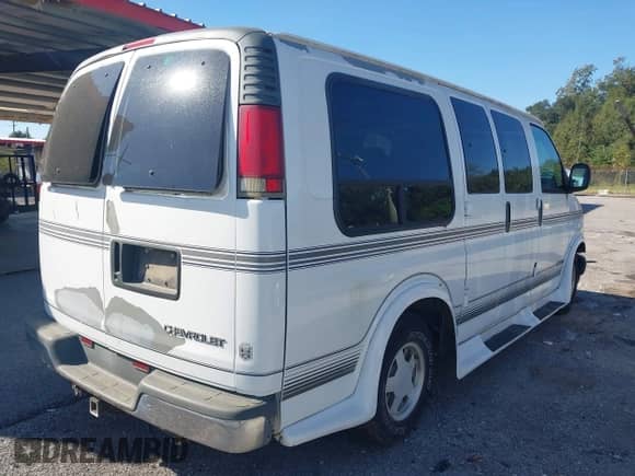 1998 Chevrolet Express Cargo YF7 z VIN 1GBFG15R2W1093422, wystawiony jako IAAI lot #43501255 z przebiegiem 161 893 mil mil oraz . Historia ofert i sprzedaży dostępna na DreamBid. Obrazek 4.