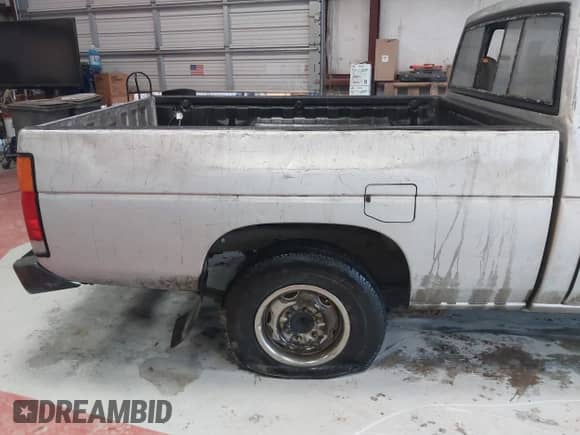 1993 Nissan Frontier z VIN 1N6SD11S7PC323101, wystawiony jako IAAI lot #41515027 z przebiegiem 178 818 mil mil oraz . Historia ofert i sprzedaży dostępna na DreamBid. Obrazek 6.