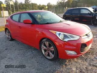 2013 Hyundai Veloster w/Black Int z VIN KMHTC6AD4DU093155, wystawiony jako IAAI lot #43244350 z przebiegiem 161 781 mil mil oraz . Historia ofert i sprzedaży dostępna na DreamBid. Obrazek 1.