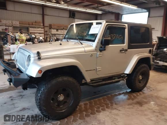 2009 Jeep Wrangler Sahara z VIN 1J4FA54159L747557, wystawiony jako IAAI lot #43387452 z przebiegiem 141 100 mil mil oraz . Historia ofert i sprzedaży dostępna na DreamBid. Obrazek 2.