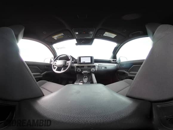 2024 Toyota Tacoma SR5 z VIN 3TYKB5FN8RT006646, wystawiony jako IAAI lot #42552787 z przebiegiem 23 870 mil mil oraz . Historia ofert i sprzedaży dostępna na DreamBid. Obrazek 19.