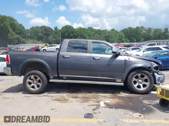 2015 Ram 1500 Laramie z VIN 1C6RR6NT7FS621680, wystawiony jako IAAI lot #42887104 z przebiegiem 203 488 mil mil oraz . Historia ofert i sprzedaży dostępna na DreamBid. Obrazek 14.